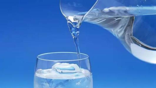 起床后喝一杯水，可以增補(bǔ)下水分，刺激下腸胃